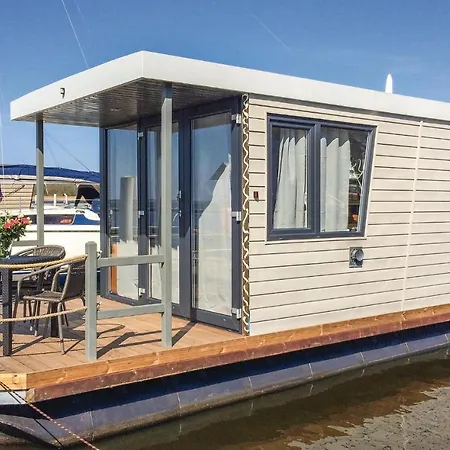 Botel Awesome Ship In With House Sea View 4*