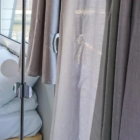 1 Bedroom Gorgeous Ship In Hotel en barco 4*